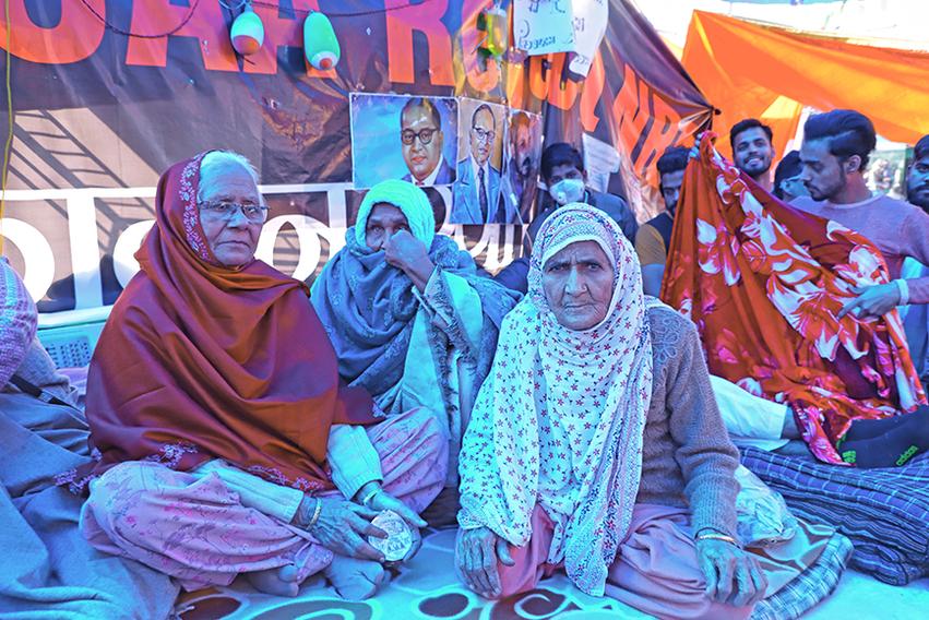 Asma Khatun with the other “dabang dadis of Sheehan Bagh” (fearless grandmothers)